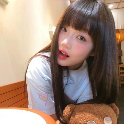 出墙红杏两家春
